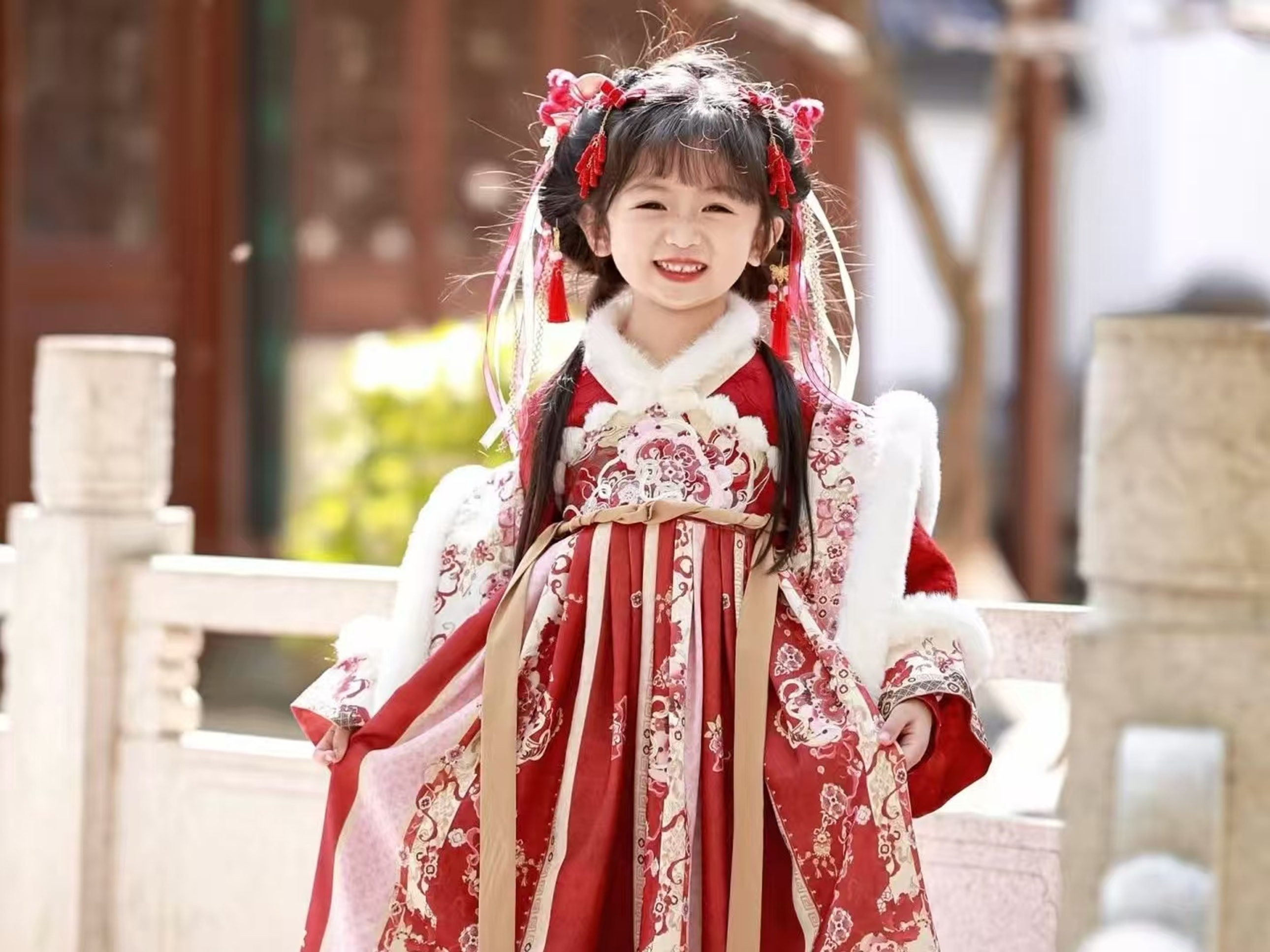 小女孩身著紅金配色的漢服冬裝,毛絨領緣與滿繡紋樣精緻喜慶,笑靨燦爛,宛如年畫裡走出的福娃 小女孩身著紅金配色的漢服冬裝,毛絨領緣與滿繡紋樣精緻喜慶,笑靨燦爛,宛如年畫裡走出的福娃