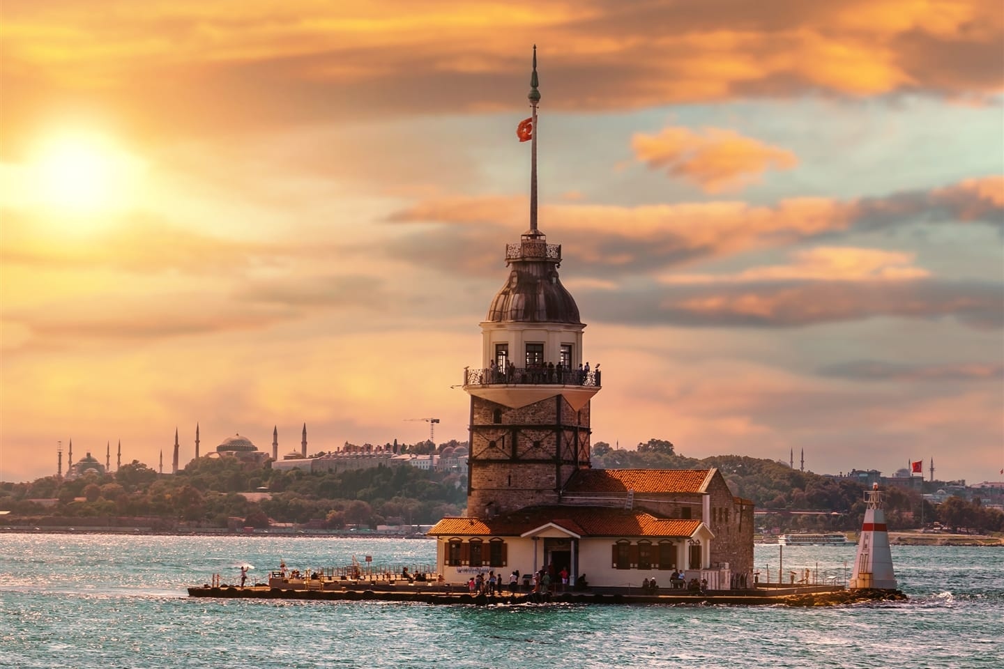 博斯普魯斯海峽日落巡遊（Bosphorus Sunset cruise），提供可選飲料和小吃