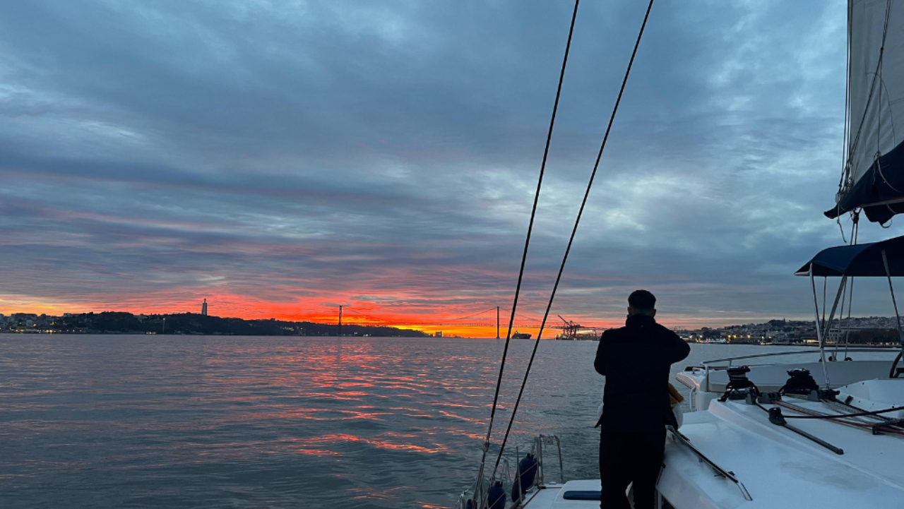 Sunset catamaran experience with drinks in Lisbon