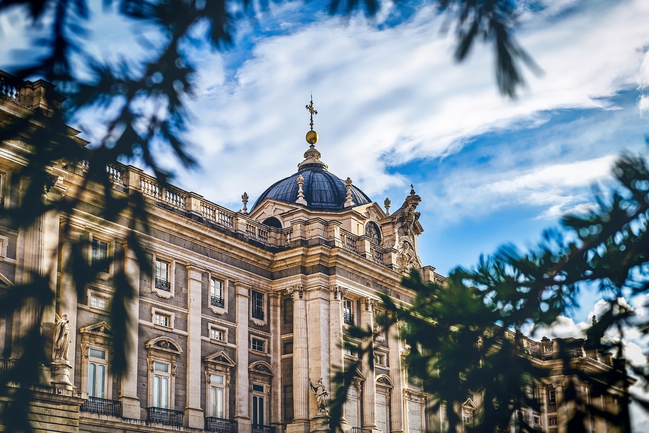 Madrid: Afernoon Royal Palace, walking tour and Flamenco show