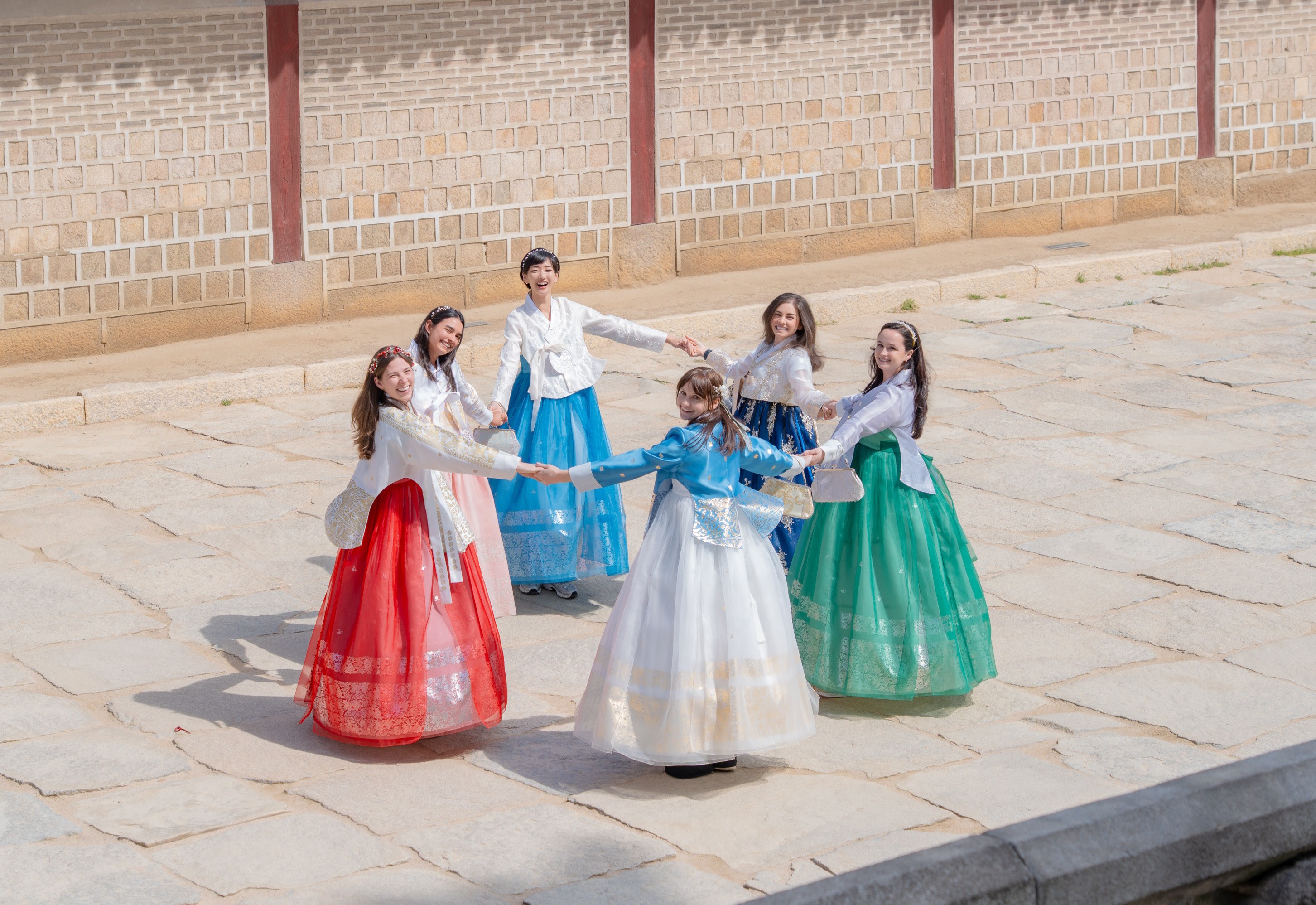 Gyeongbokgung Hanbok Snap: Cinematic Tone & Fast Delivery