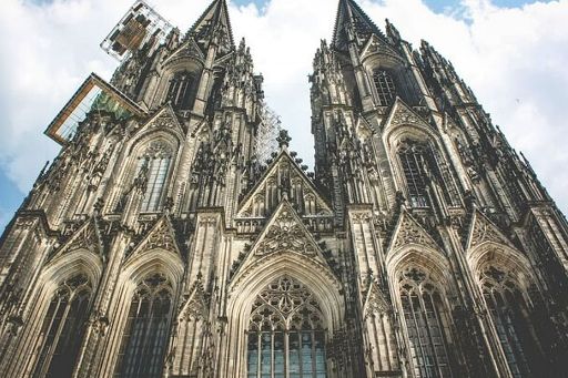 Cologne Scavenger Hunt and City Walking Trip