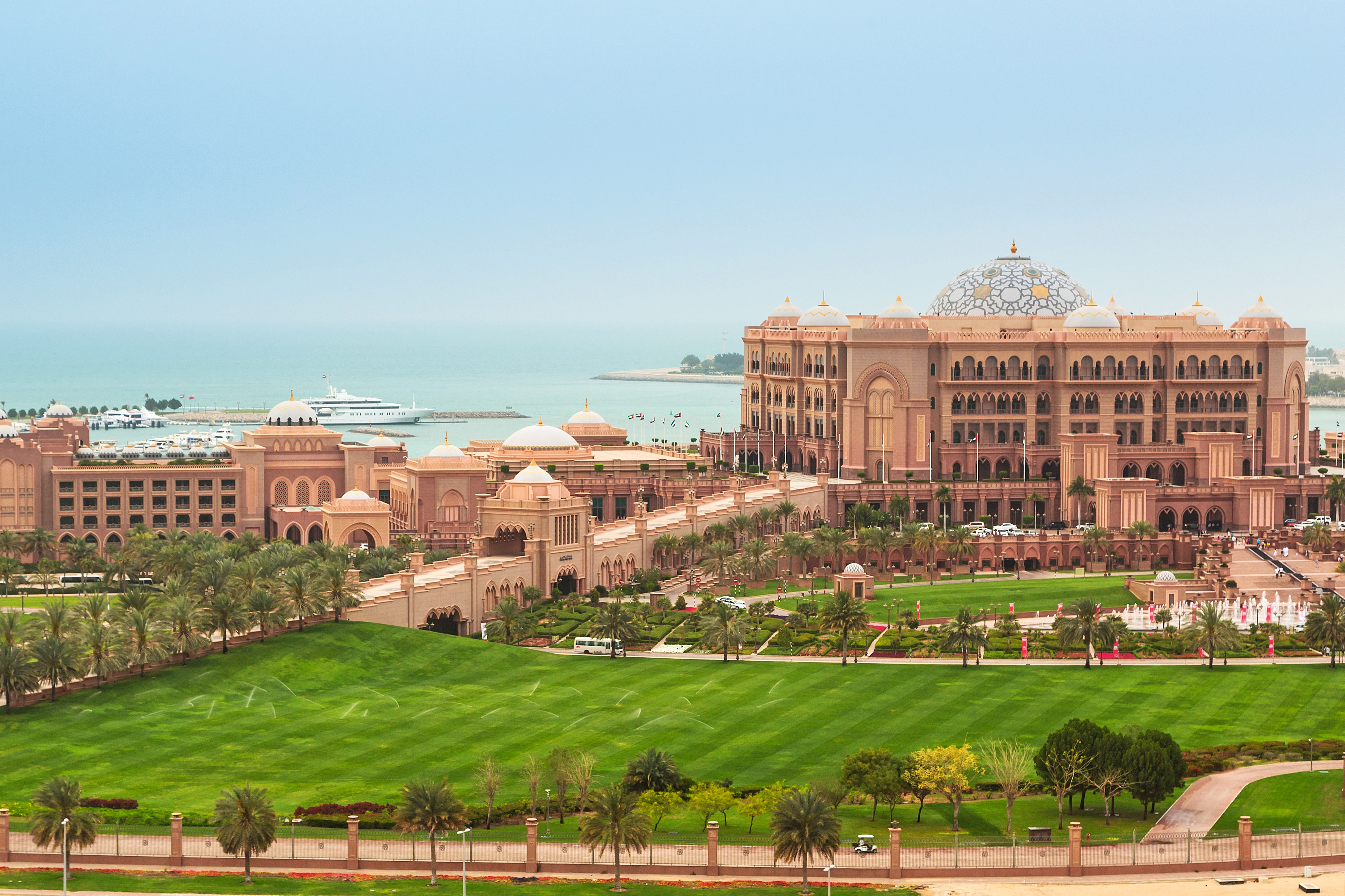 酋長皇宮酒店的設施與阿拉伯式華麗風格完美地結合，奢華程度令人咋舌