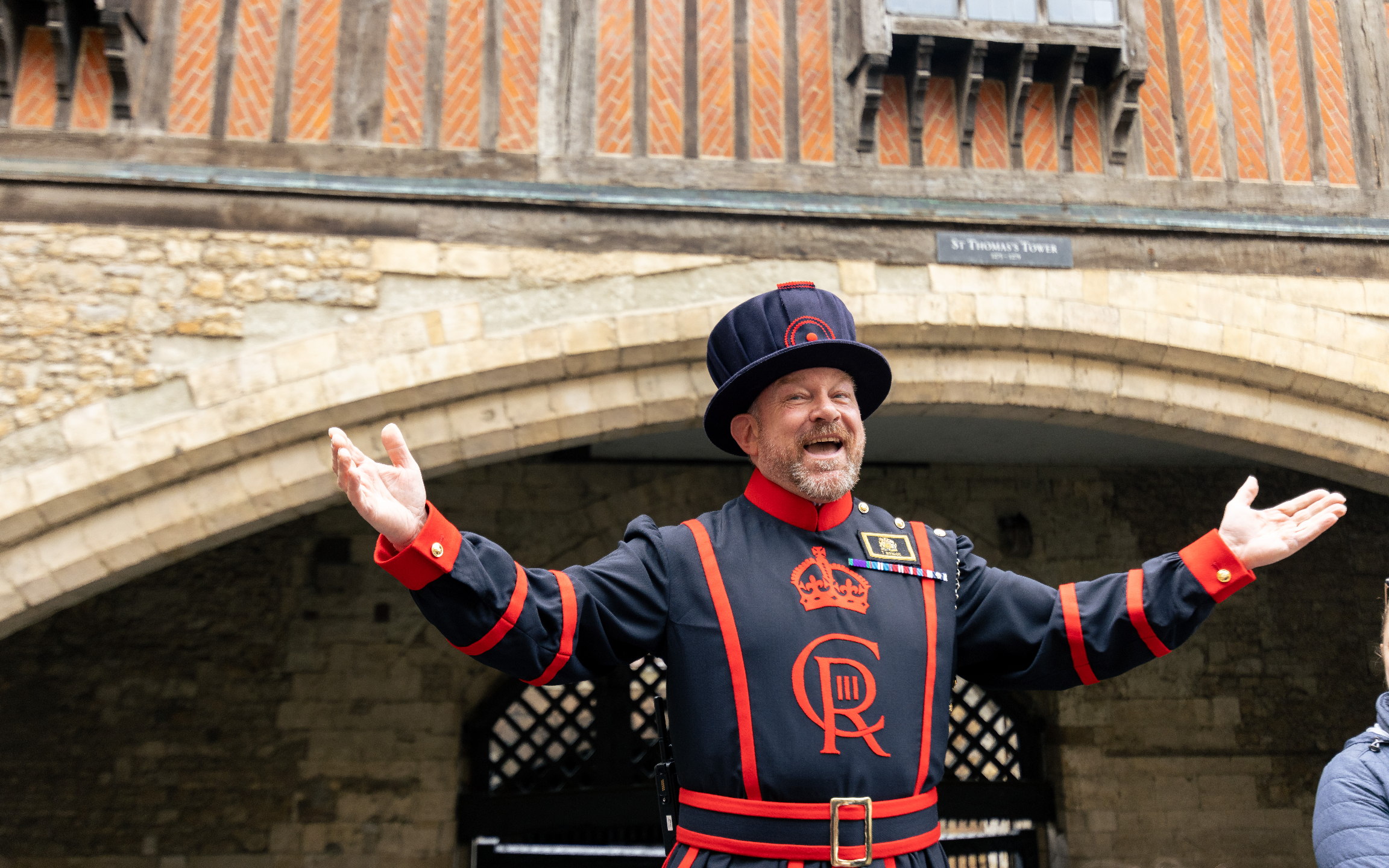 與身著標誌性禮儀制服的倫敦塔衛士合影留念