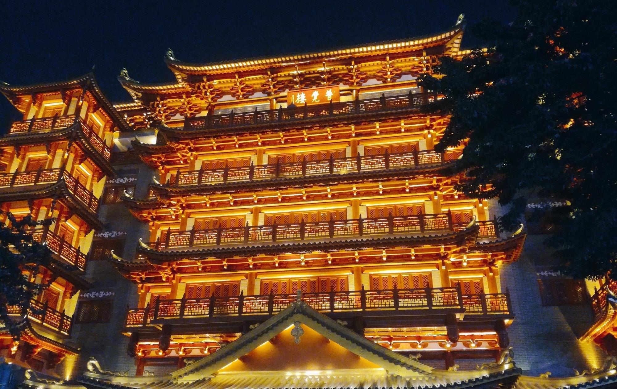 始建於南漢的千年古剎,位於北京路鬧市中。黃瓦重簷,雄偉莊嚴,夜晚燈光璀璨,宛如“千與千尋”的現實場景,是繁華都市中的一片淨土。 始建於南漢的千年古剎,位於北京路鬧市中。黃瓦重簷,雄偉莊嚴,夜晚燈光璀璨,宛如“千與千尋”的現實場景,是繁華都市中的一片淨土。