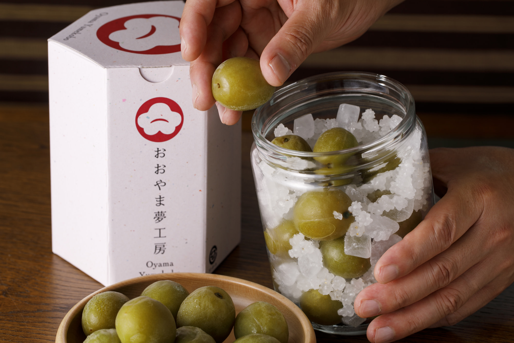 小山梅酒藏是屢獲殊榮的梅酒釀酒廠，在日本及國際間都享有盛譽。
您將享受釀酒廠導覽、親手製作梅酒的體驗課程，以及充足的紀念品購物時間。
釀酒廠導覽和梅酒製作體驗皆包含在旅遊費用中。
※ 不飲酒者或兒童可選擇無酒精梅子糖漿。