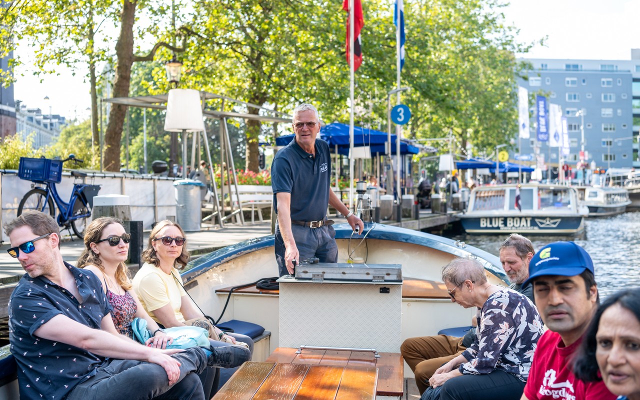 巡遊迷人的水道，在陽光明媚的日子裡欣賞宜人的景色
