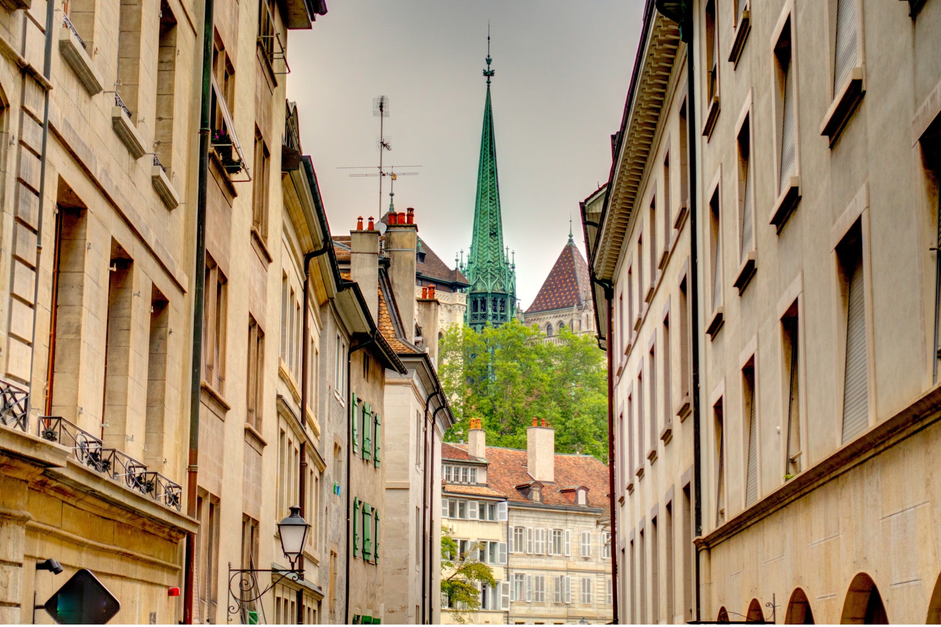 The Old Town History Exploring Walking Trip in Geneva