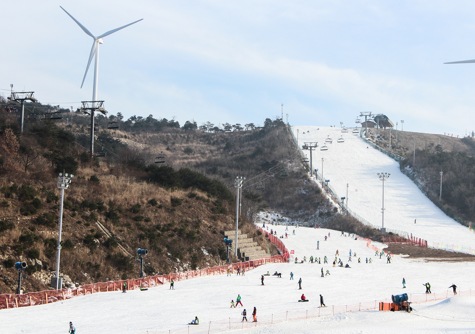 這裡坐落於風景如畫的山谷中,提供多樣化的滑雪坡道,從適合初學者的平緩滑道到適合經驗豐富的滑雪者和滑雪板愛好者的動態雪道,應有盡有。 這裡坐落於風景如畫的山谷中,提供多樣化的滑雪坡道,從適合初學者的平緩滑道到適合經驗豐富的滑雪者和滑雪板愛好者的動態雪道,應有盡有。