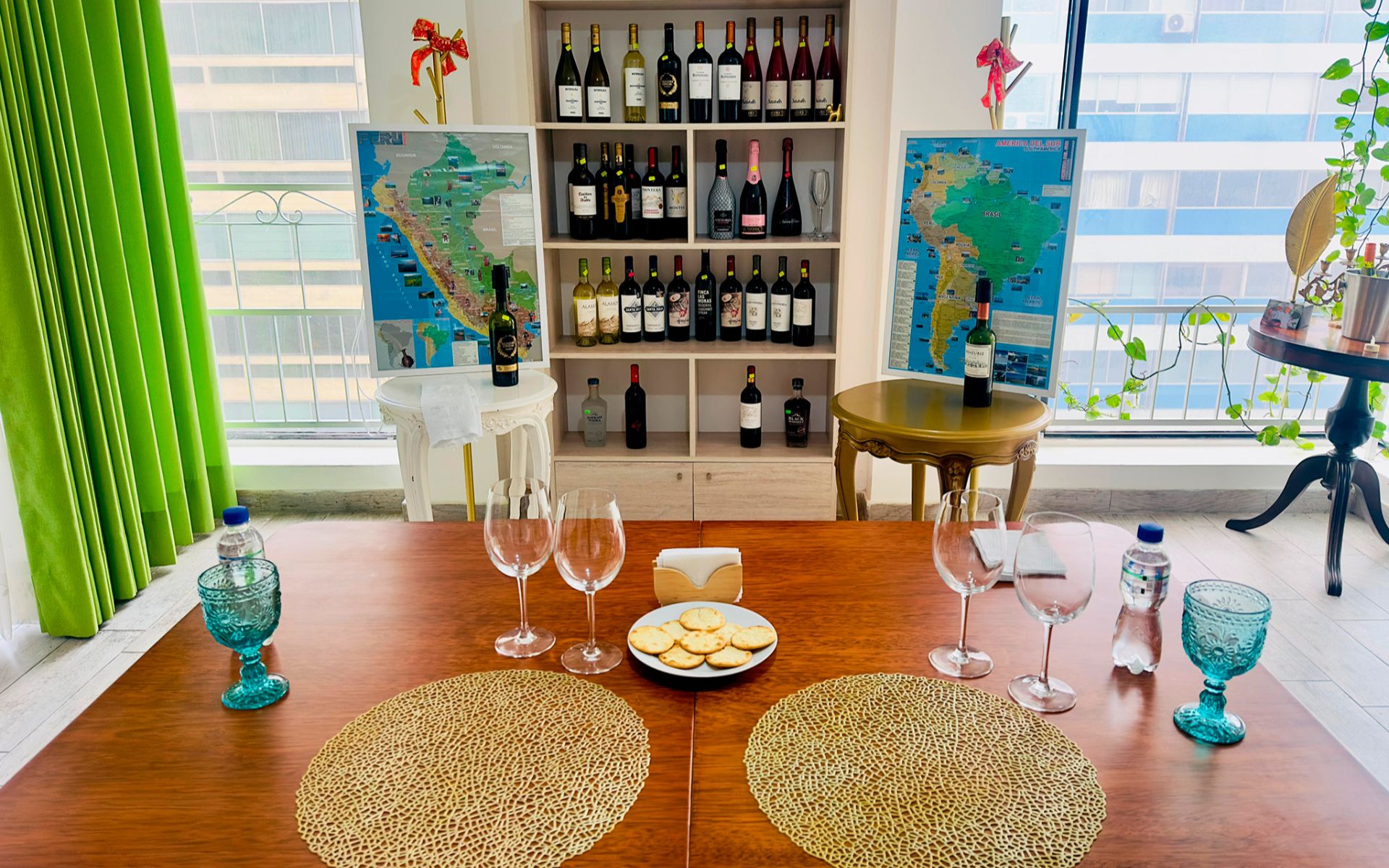 在舒適的環境中，品嚐當地葡萄酒和皮斯科酒，並有專人引導品鑑。