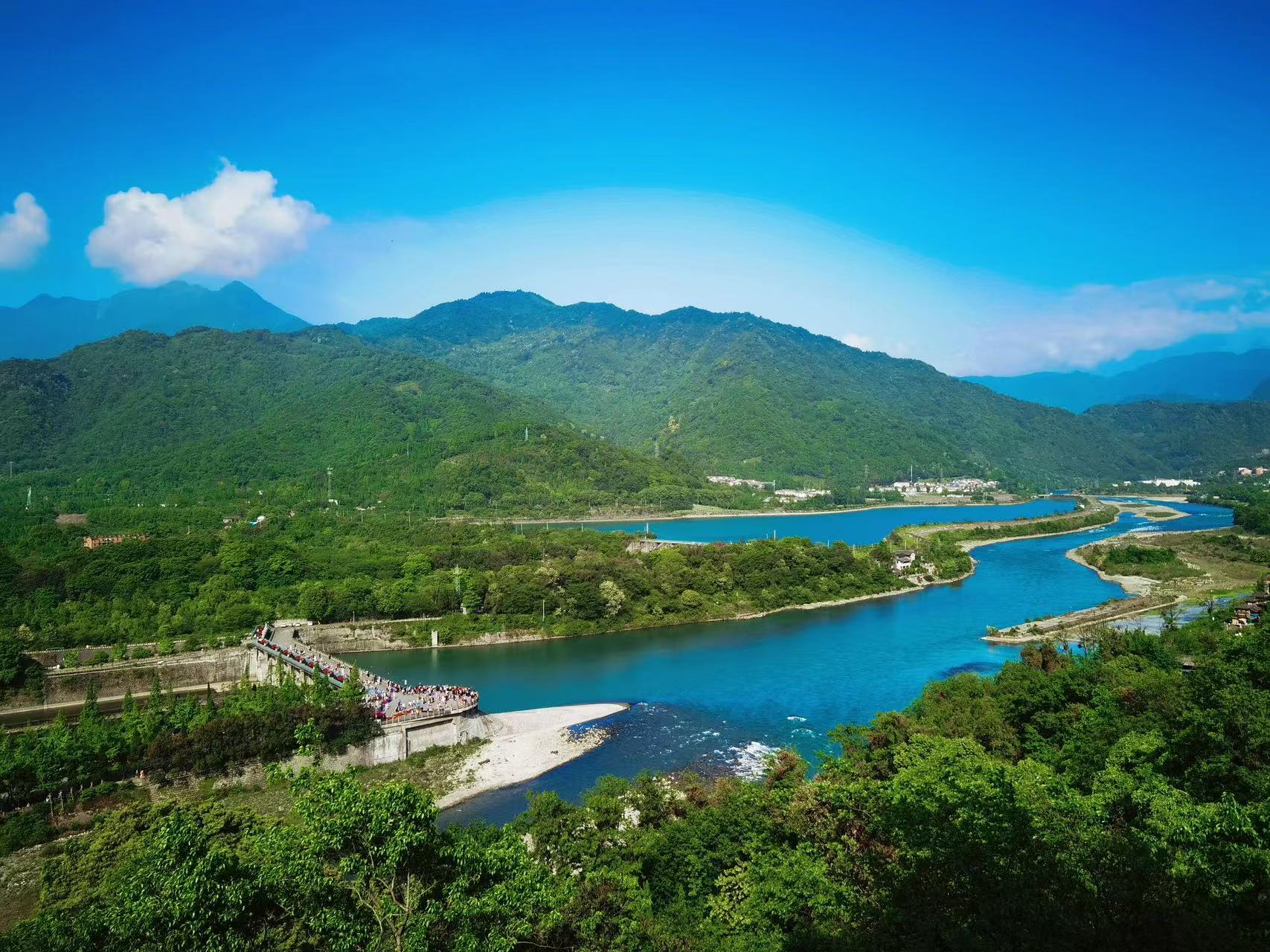 都江堰全景:青山環抱,岷江蜿蜒流淌,魚嘴分水堤清晰可見,展現“天府之源”的雄渾自然與工程之美 都江堰全景:青山環抱,岷江蜿蜒流淌,魚嘴分水堤清晰可見,展現“天府之源”的雄渾自然與工程之美