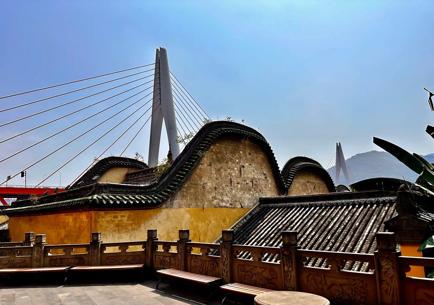 坐落在高差近40米的坡地上，分層築臺、層層跌落，有濃厚的山地特色