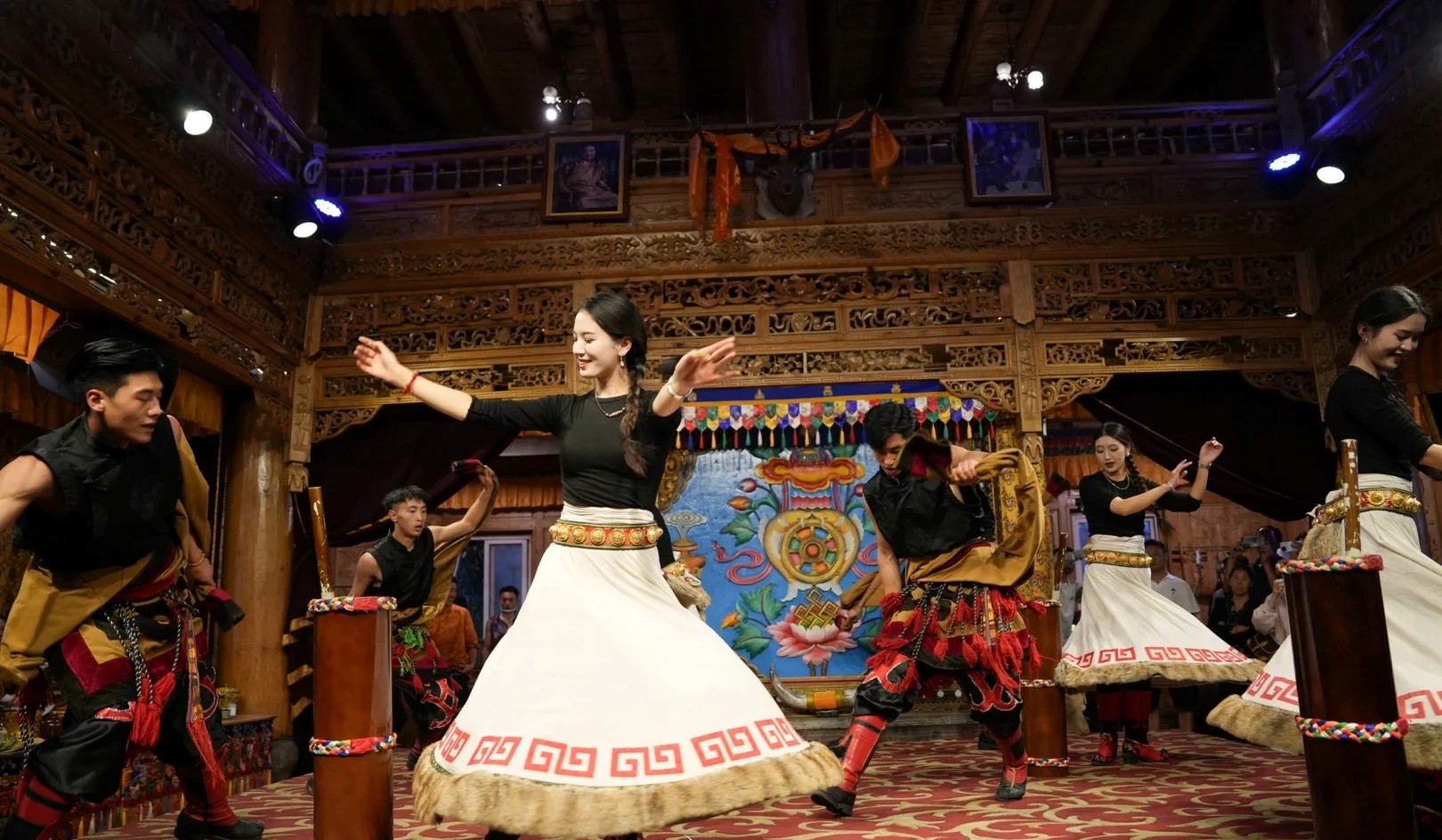 香格里拉扎雅土司宴（特色美食+藏族風情宴+非遺文化表演+土司劇情互動+藏地光影秘境+康巴歌舞即興學跳+篝火晚會）