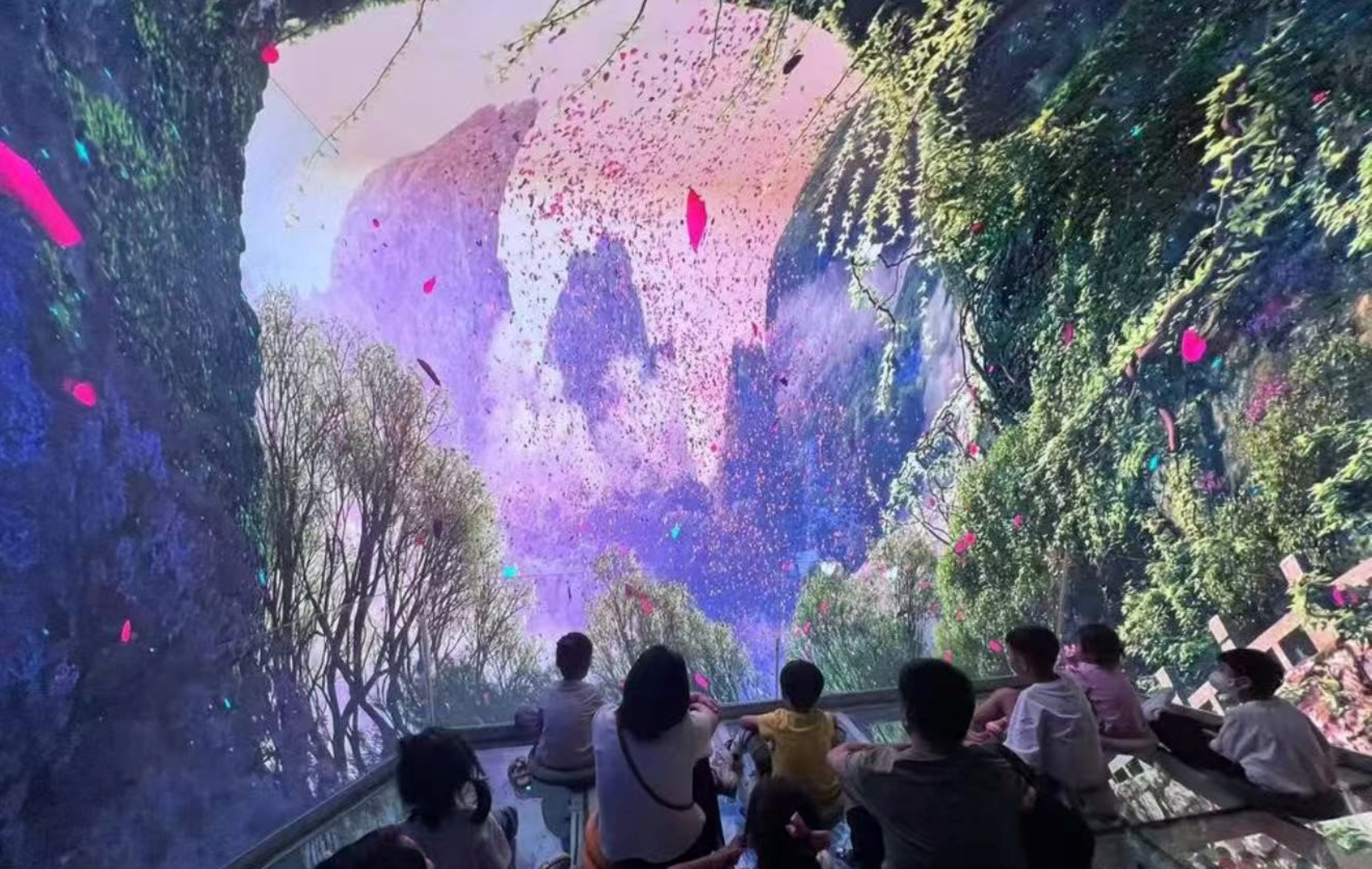 懸空玻璃館恰好提供了一個好的觀測點，讓這些層次毫無保留地鋪呈開來