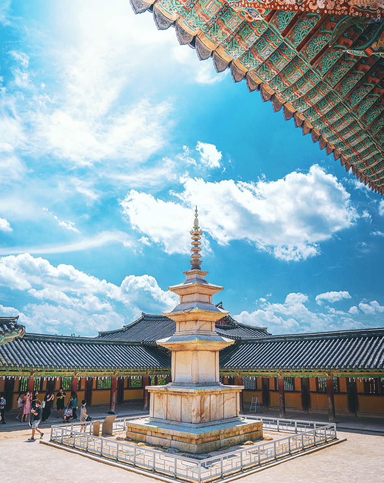 佛國寺的釋迦塔是一座代表性的三層石塔,以其簡潔而和諧的設計而聞名。 佛國寺的釋迦塔是一座代表性的三層石塔,以其簡潔而和諧的設計而聞名。