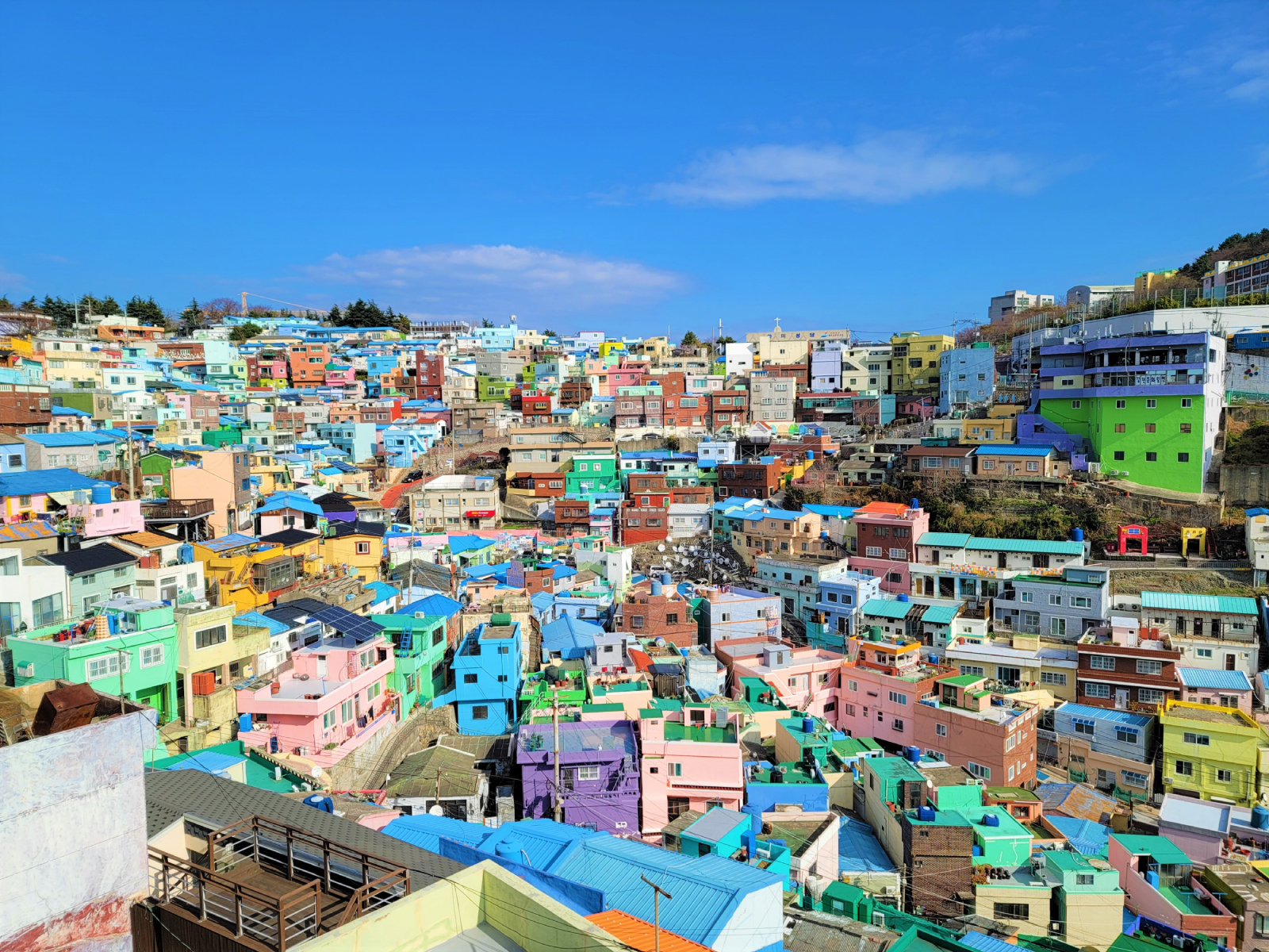 探索韓國的“馬丘比丘”——甘川文化村，這是一個山坡上的迷宮，由色彩繽紛的房屋、壁畫和古怪的藝術裝置組成。