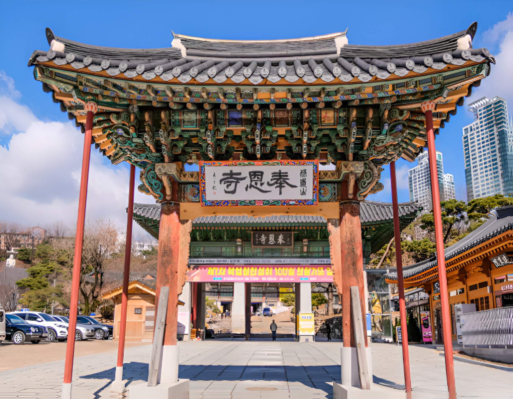 寺廟的第一道門，讓您將塵世煩惱拋諸腦後。在江南的繽紛圖案下，探索其截然不同的一面。