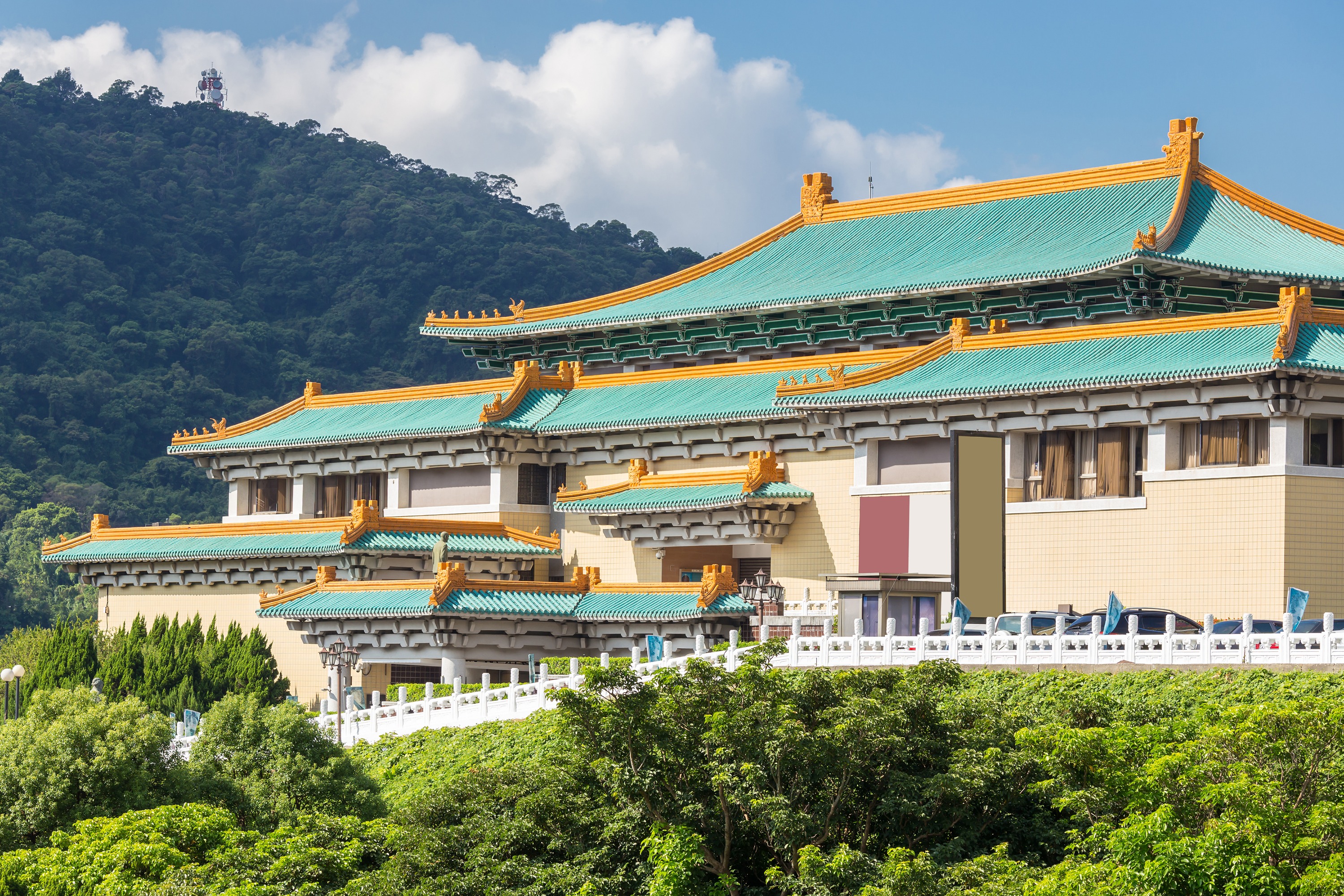 中正紀念堂＆台北101＆龍山寺＆故宮一日遊（可選購饗饗自助晚餐）