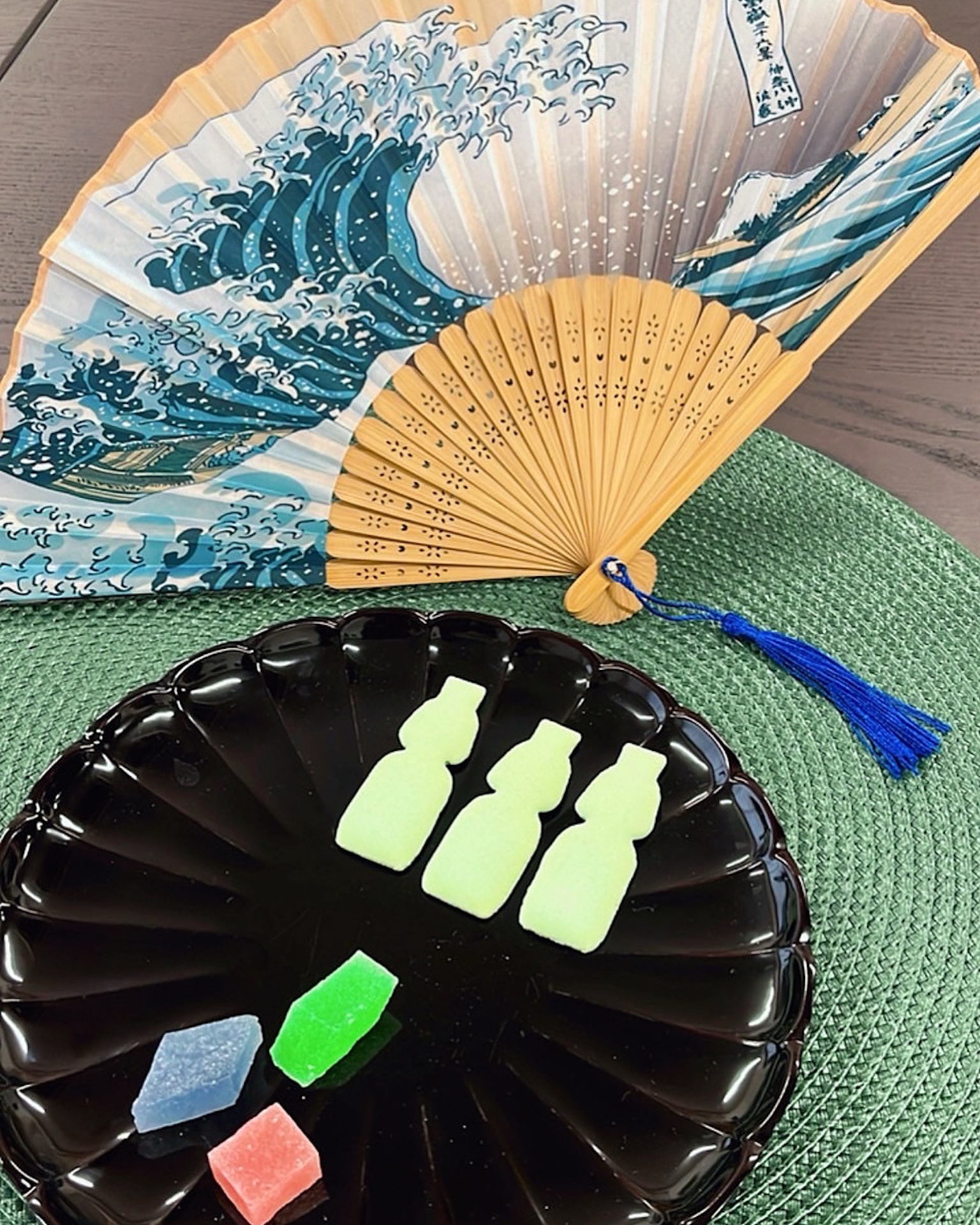以北齋的巨浪為背景，搭配富有夏季氣息的琥珀糖和德利酒瓶造型的乾點。讓您感受日式清涼的一道甜品。