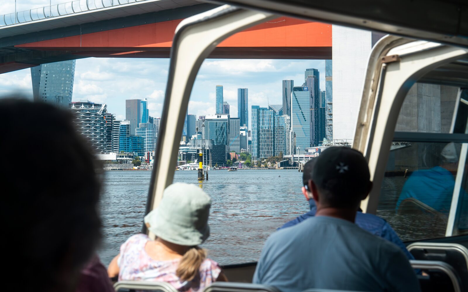 搭乘遊船，悠閒欣賞海灣沿途的渡輪、遊艇及如詩如畫的海岸風光