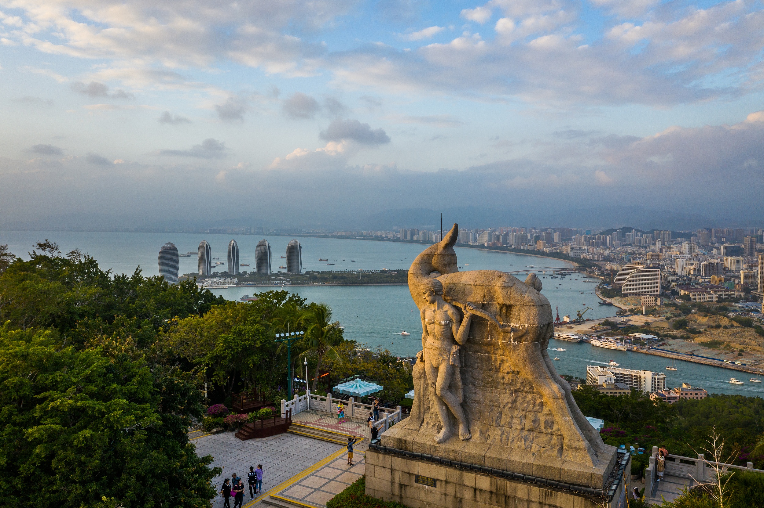 海南5日遊（三亞+蜈支洲島+南山寺+鹿回頭+亞龍灣+24小時接送機+可選帆船出海與直升機/亞特蘭蒂斯水世界+5鑽酒店4晚連住）