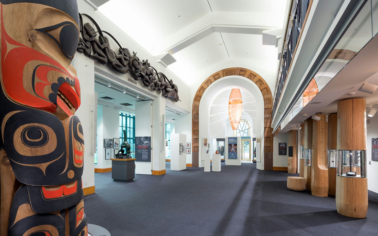 在這座充滿啟發性的藝廊中，探索西北海岸豐富的藝術底蘊。