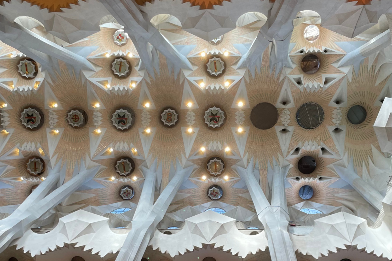 彩繪玻璃、高聳的圓柱，以及近乎神聖的光線。