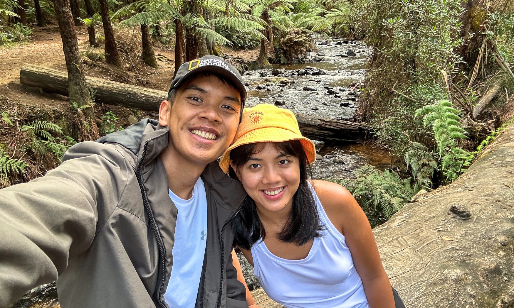 在迷人的紅木森林中心，捕捉你們的甜蜜時刻。