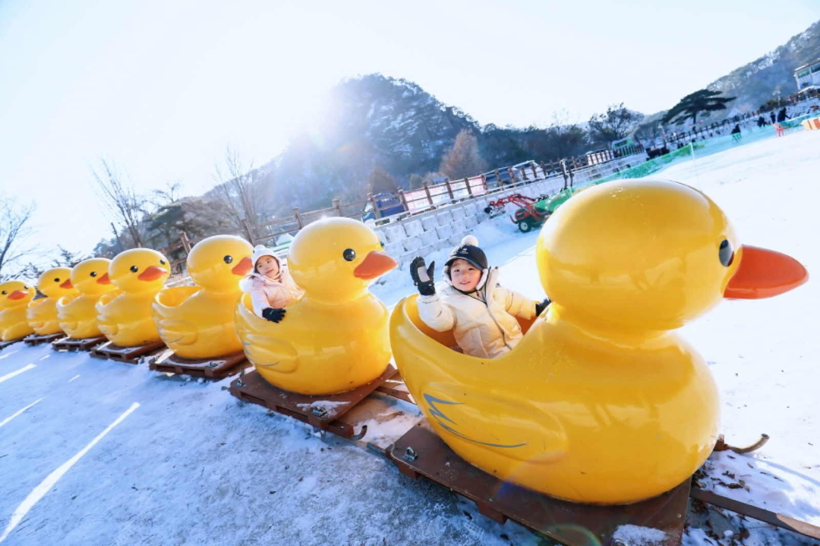 在湖上盡情體驗可愛的鴨子雪橇，是您在韓國享受美好冬季體驗的絕佳選擇！