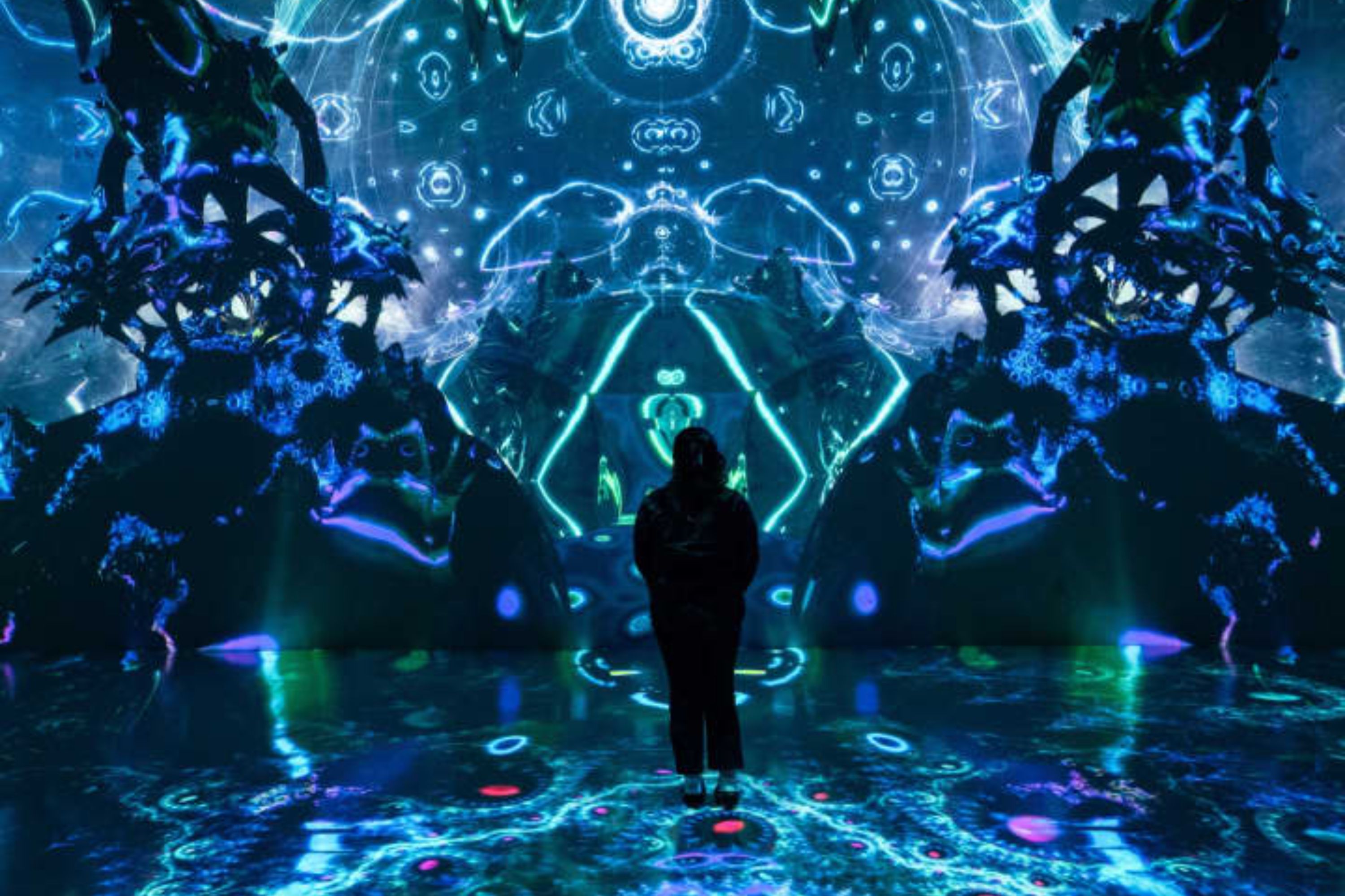 讓屢獲殊榮的作曲家創作的動態空間聲景完全包圍您的感官 讓屢獲殊榮的作曲家創作的動態空間聲景完全包圍您的感官