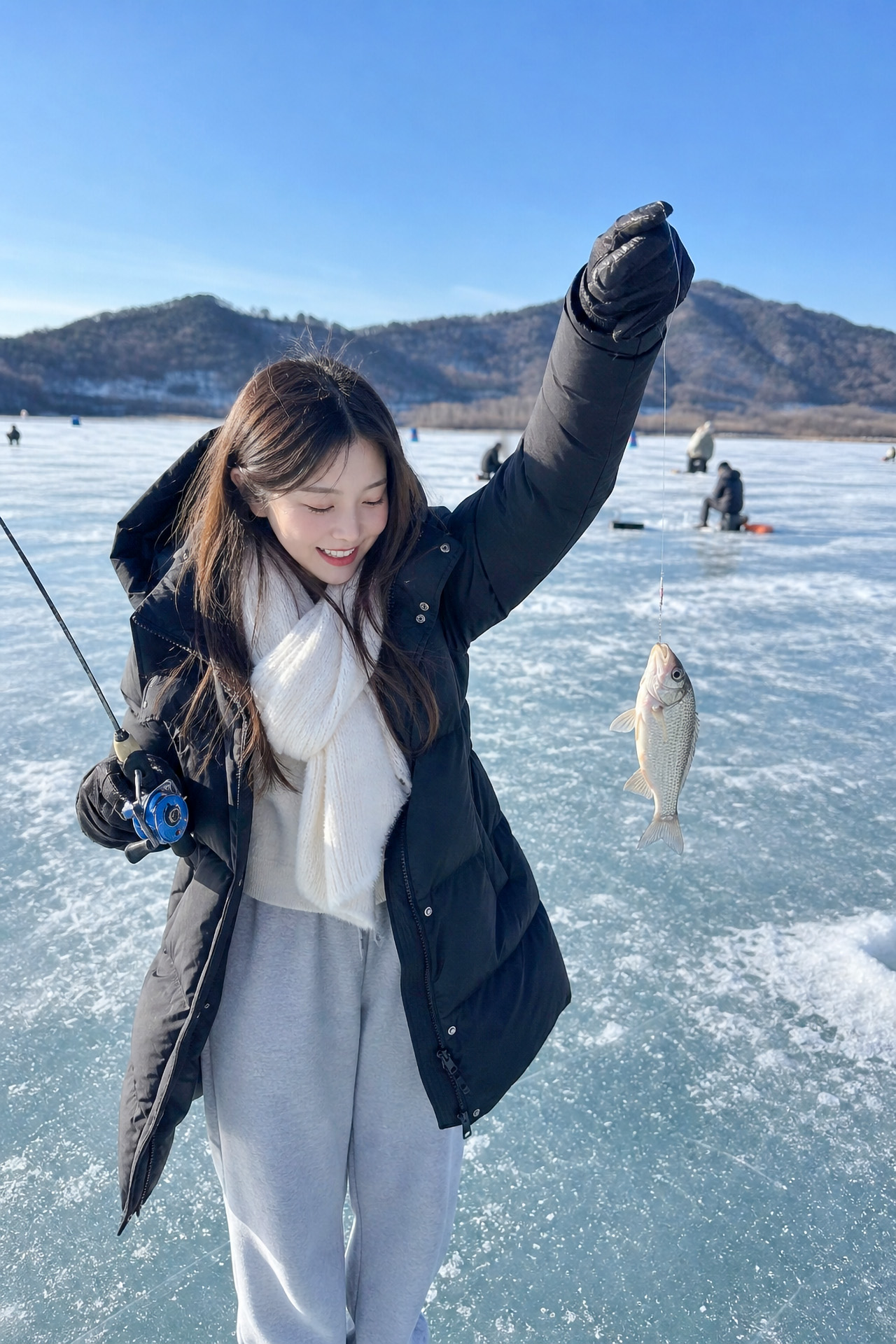 在厚厚的冰層上鑽個洞，然後放下釣線——這是一種大人小孩都會喜歡的有趣又獨特的體驗。