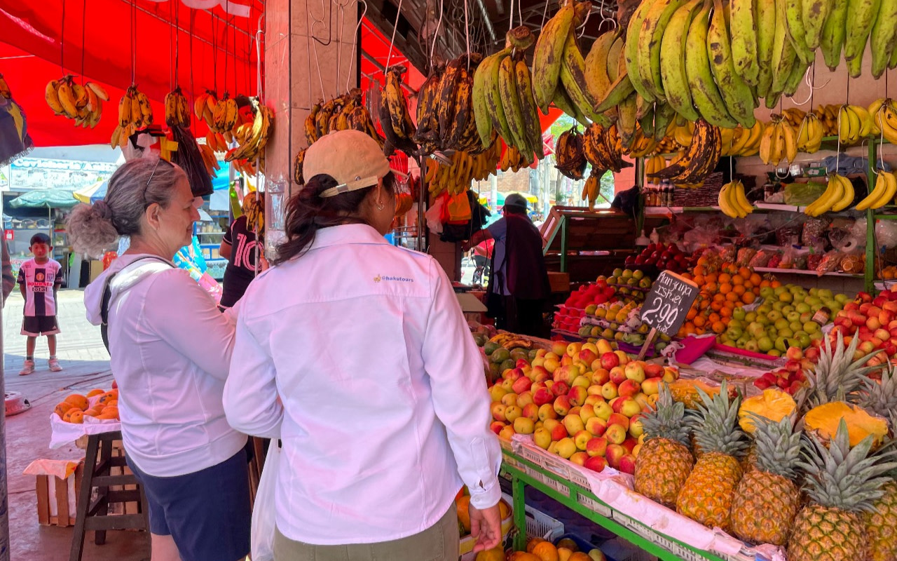當地人在 La Paradita 街頭市場度過他們的一天，展示道地的秘魯街頭美食。