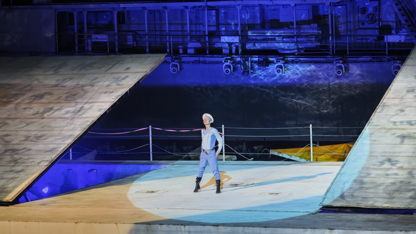退役軍艦當舞臺,星辰大海作背景 退役軍艦當舞臺,星辰大海作背景