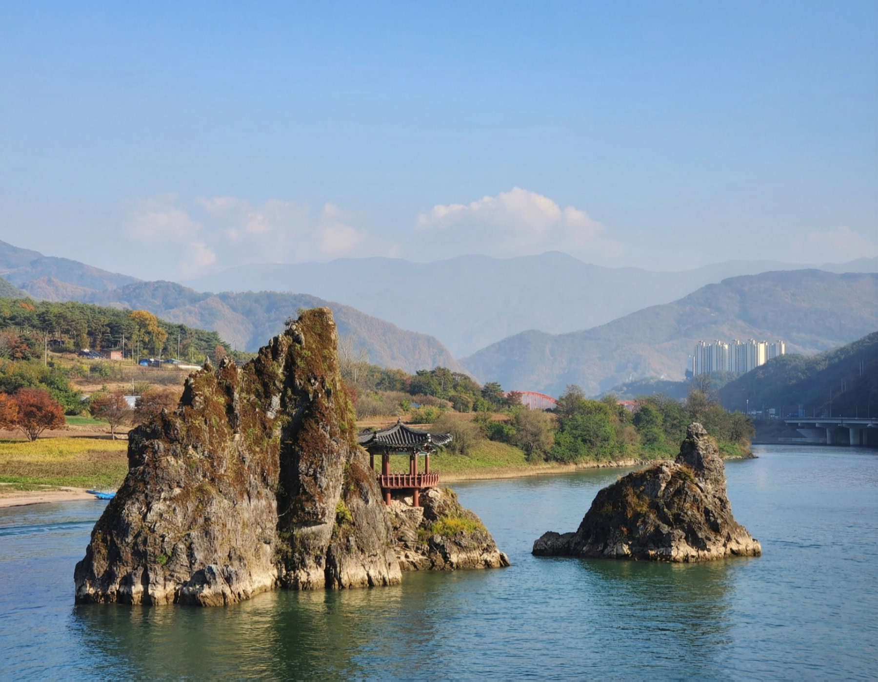 南漢江上三座拔地而起的山峰——丹陽八景島！欣賞這如東方水墨畫般栩栩如生的超現實美景。