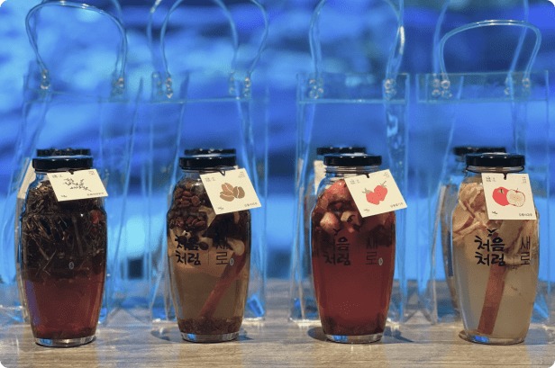 在這裡，旅客可深入認識韓國知名燒酒品牌 「初飲初樂（Chum Churum）」 與 「새로（Saero）」 的品牌故事、釀造工藝與創新精神。