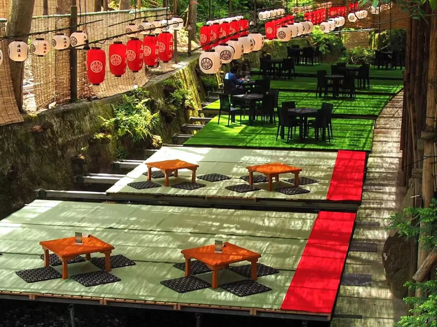 Riverbed cuisine: Tatami mats are suspended over the stream, and you can enjoy somen or kaiseki cuisine while the stream flowing under your feet brings natural coolness. (At your own expense)