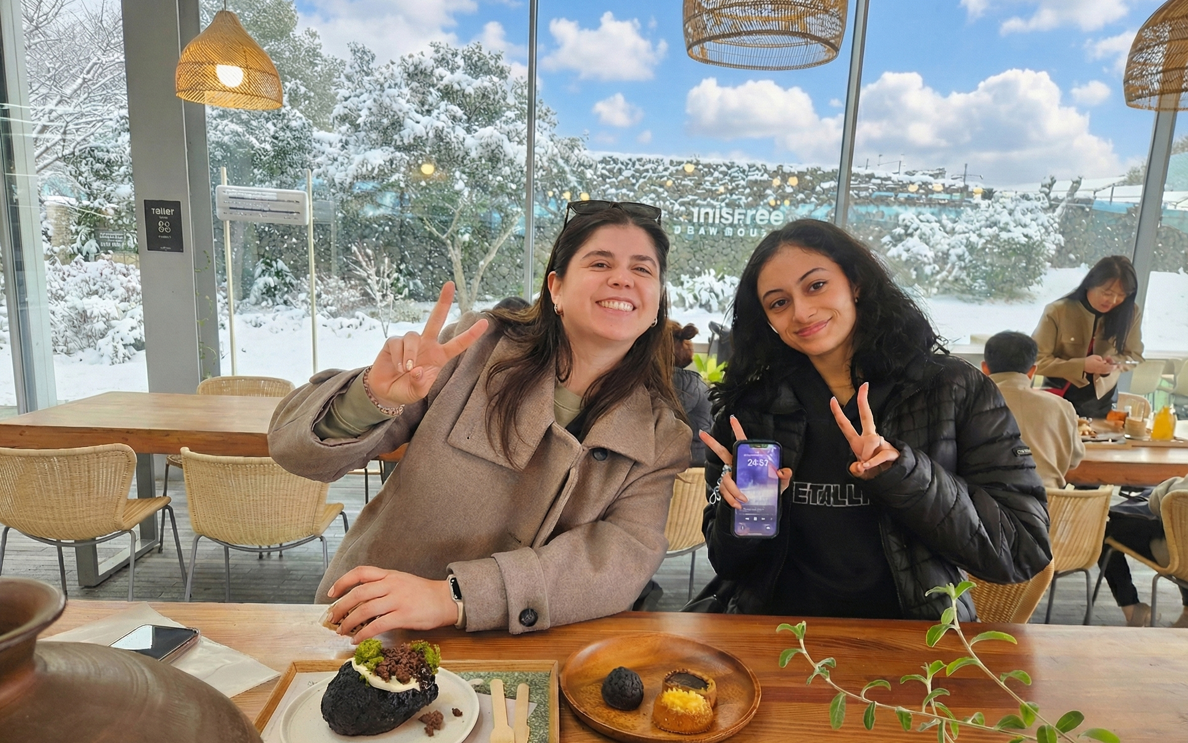 在 Innisfree Tea House 盡享悠閒時光，品嚐美味點心，飽覽迷人景色。