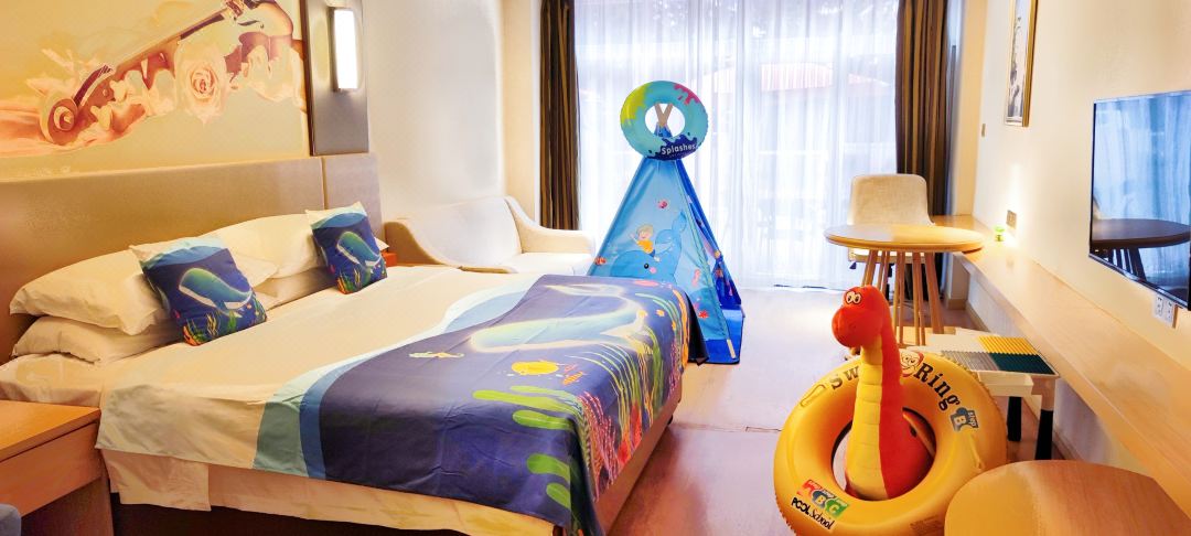 Beach Courtyard Family Themed King Room