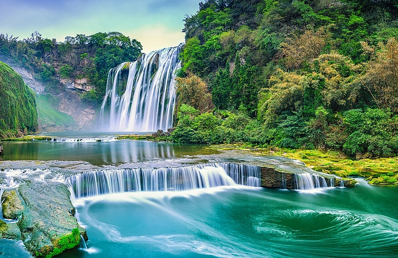 黃果樹瀑布,銀練飛瀉震山谷,天然水墨繪奇觀 黃果樹瀑布,銀練飛瀉震山谷,天然水墨繪奇觀