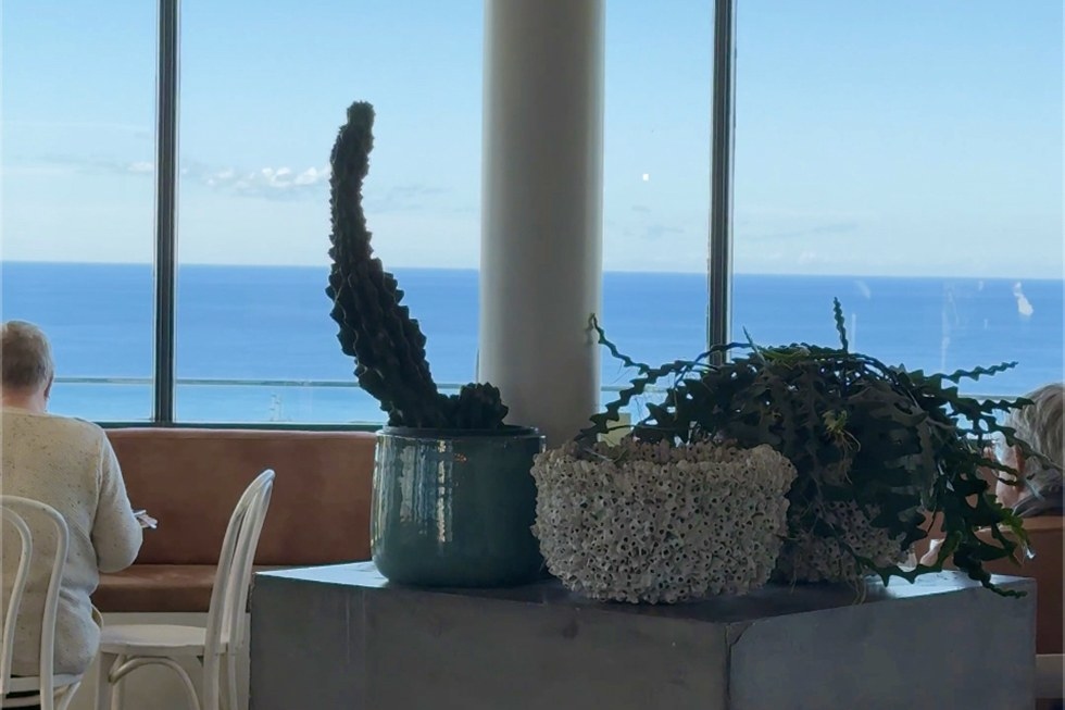 逃離喧囂的城市生活,在南海岸無盡的藍色地平線和微風中放鬆身心 逃離喧囂的城市生活,在南海岸無盡的藍色地平線和微風中放鬆身心