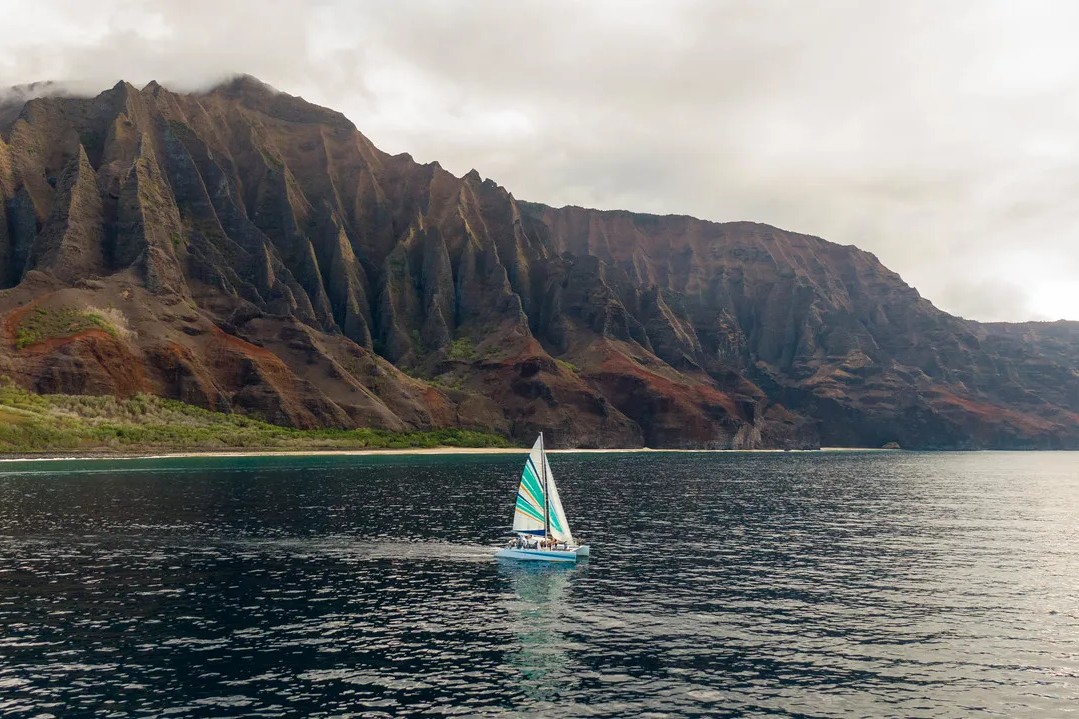 在考艾島體驗納帕利海岸航行與浮潛之旅