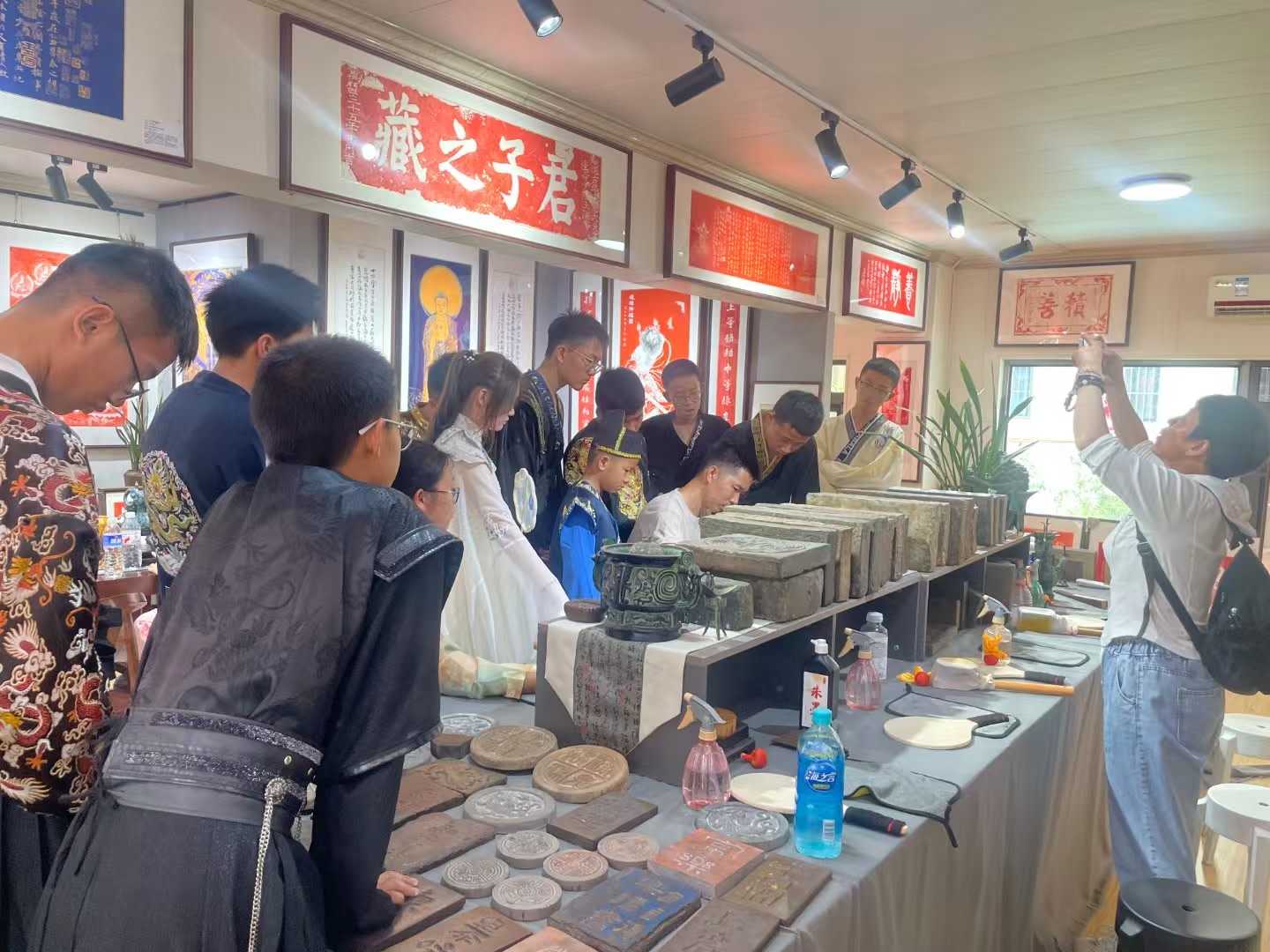 Luoyang nomoddiy madaniy merosi tajribasi | Bronza va toshdan nusxa olish bo‘yicha qo‘llanma tajribasi, o‘zingiz nusxa olib, uyga olib ketishingiz mumkin