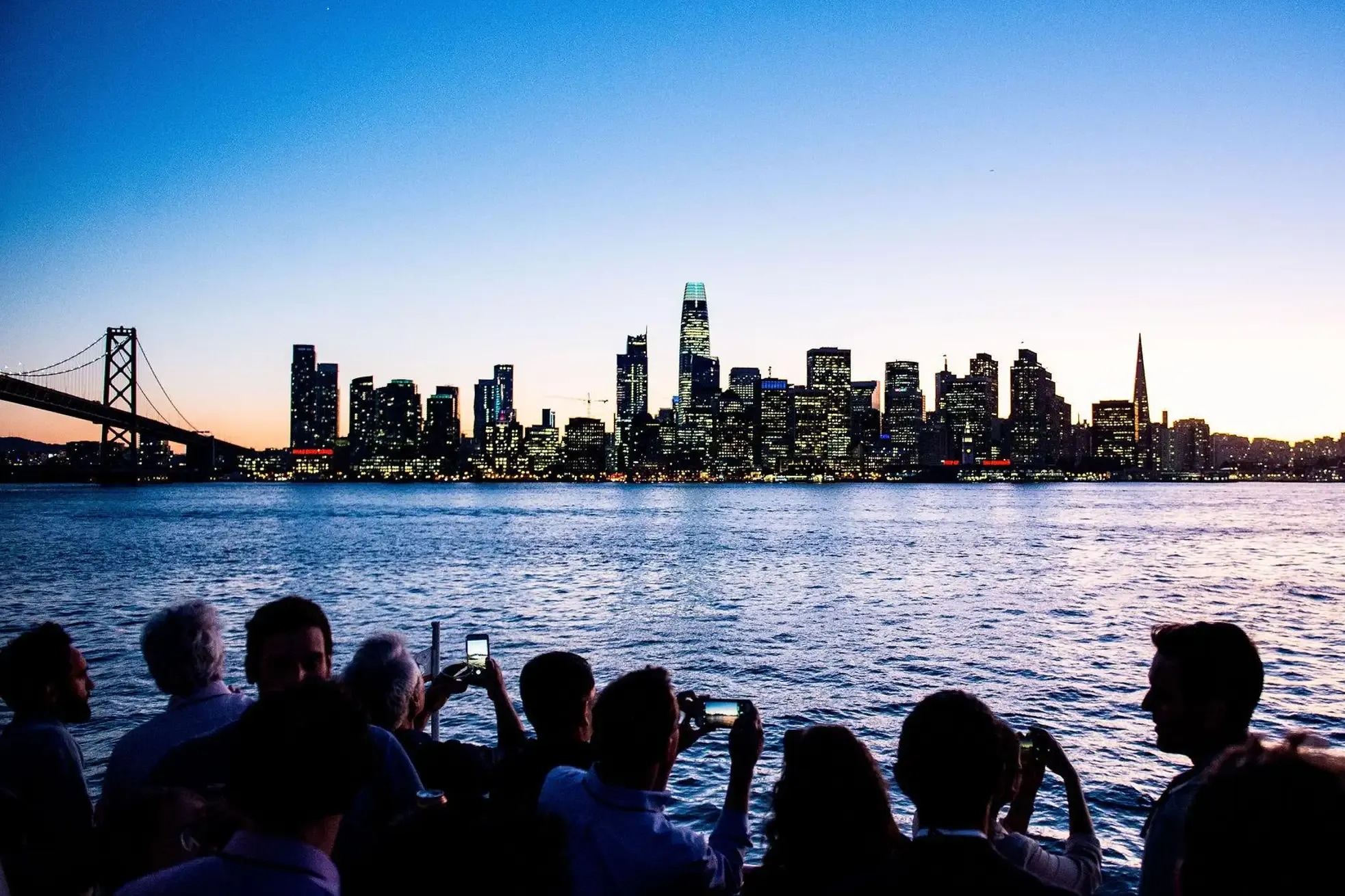 從水上欣賞舊金山天際線在暮色中閃耀