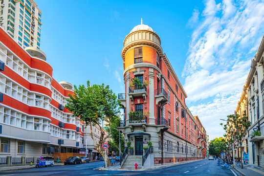 【黎黃陂路】漫步漢口歷史風貌區核心地帶，這條保存完好的租界老街聚集著20世紀初的歐式建築，現改造為文藝咖啡館、畫廊和創意店鋪，堪稱"漢口露天建築博物館"。