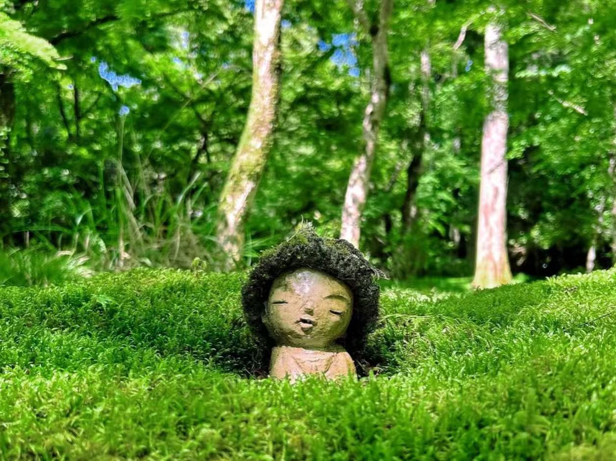 Find 7 hidden little kōgō statues on the moss carpet at Jubi Garden, and touch the "chin-supporting model" to find a way out of being single