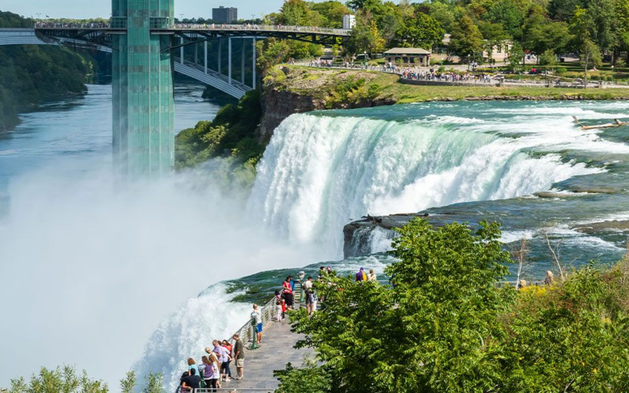 欣賞氣勢磅礴的瀑布傾瀉入河，這壯麗且令人難忘的自然奇觀，絕對讓您驚嘆不已！