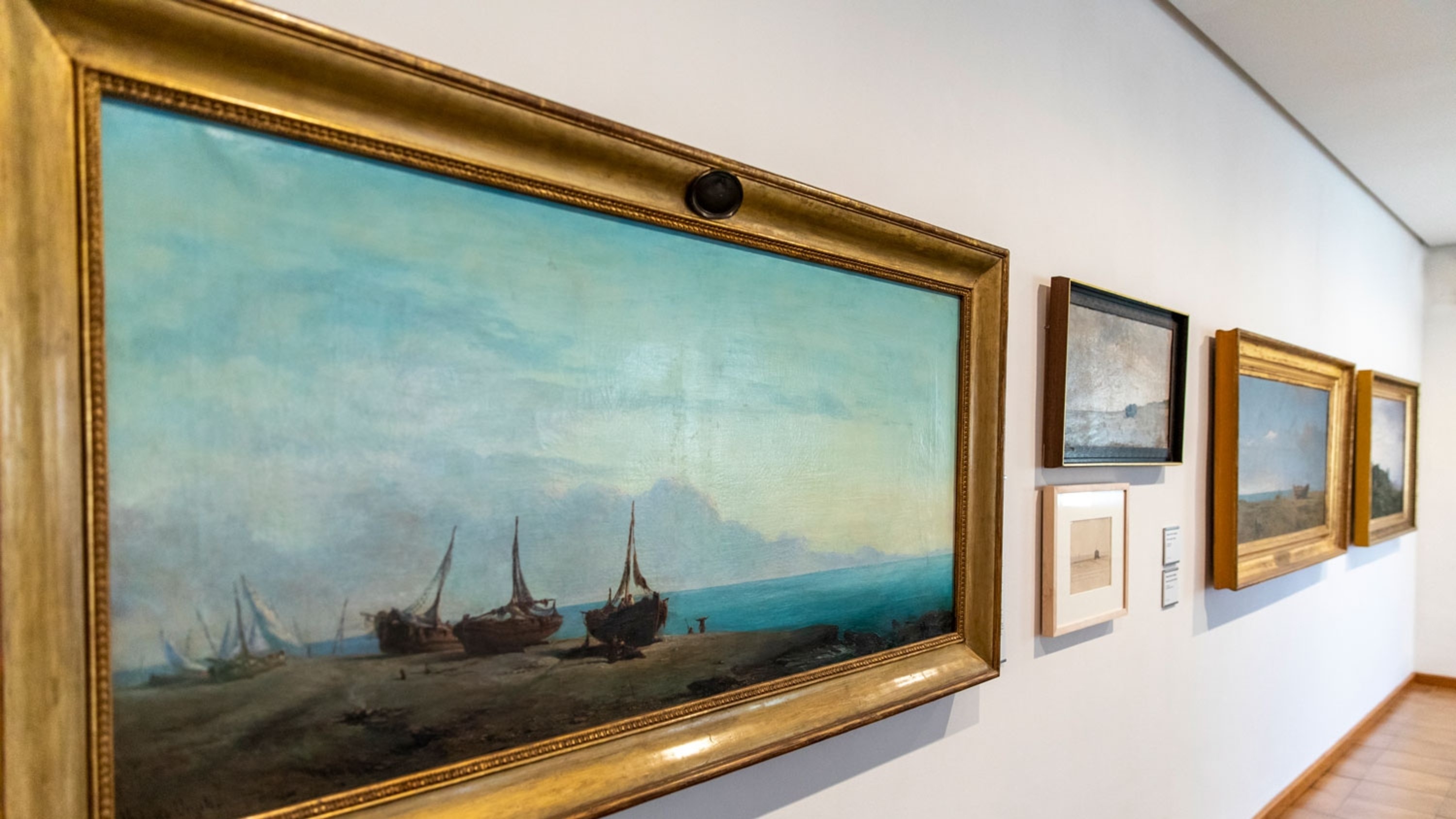 安靜的畫廊裡陳列著虔誠的藝術品,每一件都在低語著赫羅納(Girona)的往昔故事 安靜的畫廊裡陳列著虔誠的藝術品,每一件都在低語著赫羅納(Girona)的往昔故事