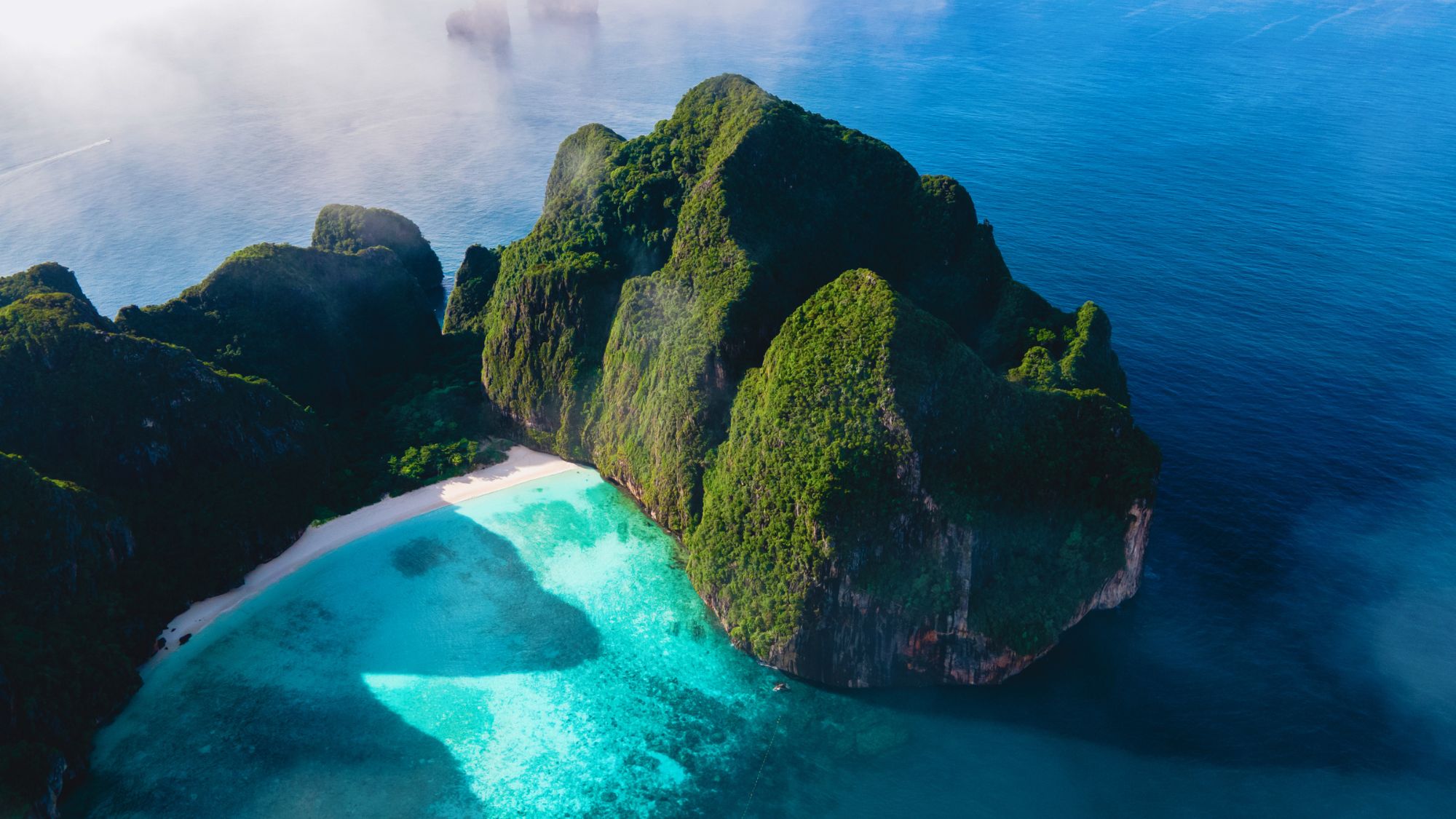 甲米 (Krabi)：乘坐 Meka 雙體船前往皮皮島 (Phi Phi Islands) 的一日遊