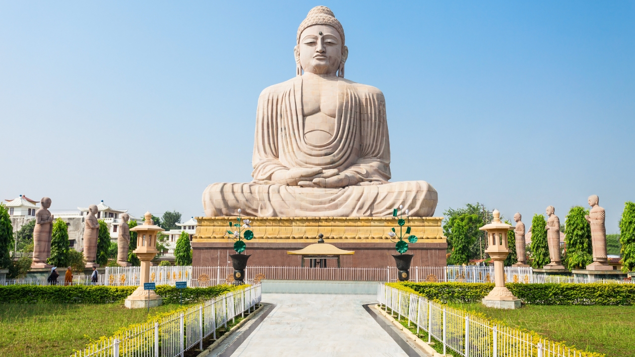 From Varanasi: Bodhgaya 2-Day Tour with Accommodation