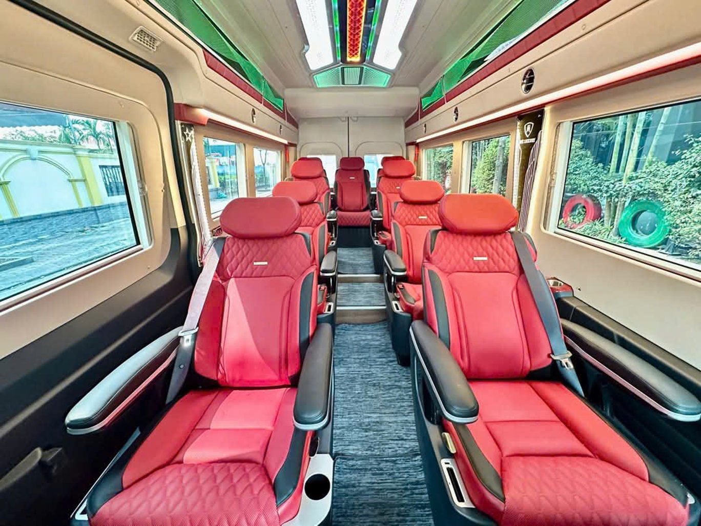 Dcar豪華轎車 - VIP團(最多10人) Dcar豪華轎車 - VIP團(最多10人)